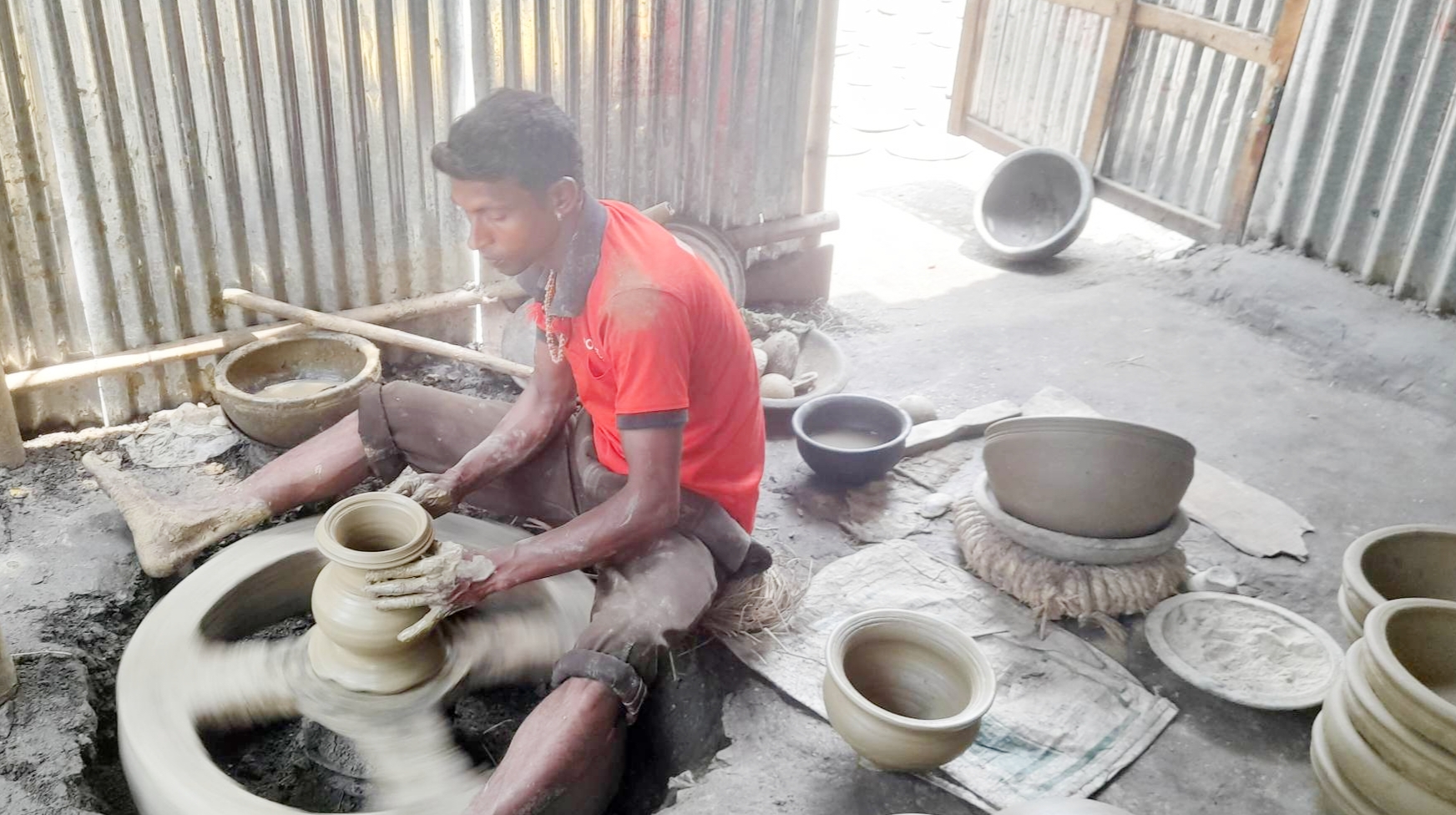 মৃৎশিল্পে আধুনিক প্রযুক্তির ছোঁয়া