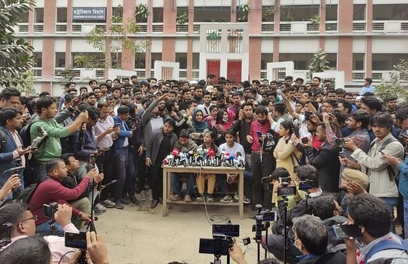 ঢাবির সহ-উপাচার্যকে সরাতে ৪ ঘণ্টার আলটিমেটাম: ৭ কলেজ শিক্ষার্থীদের